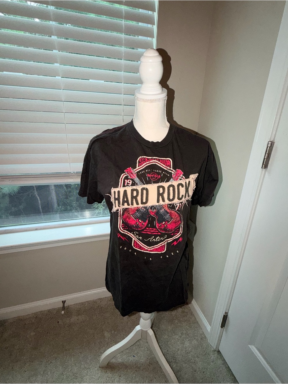 Hard Rock Cafe San Antonio Black Tee with Red and Cream Graphic M